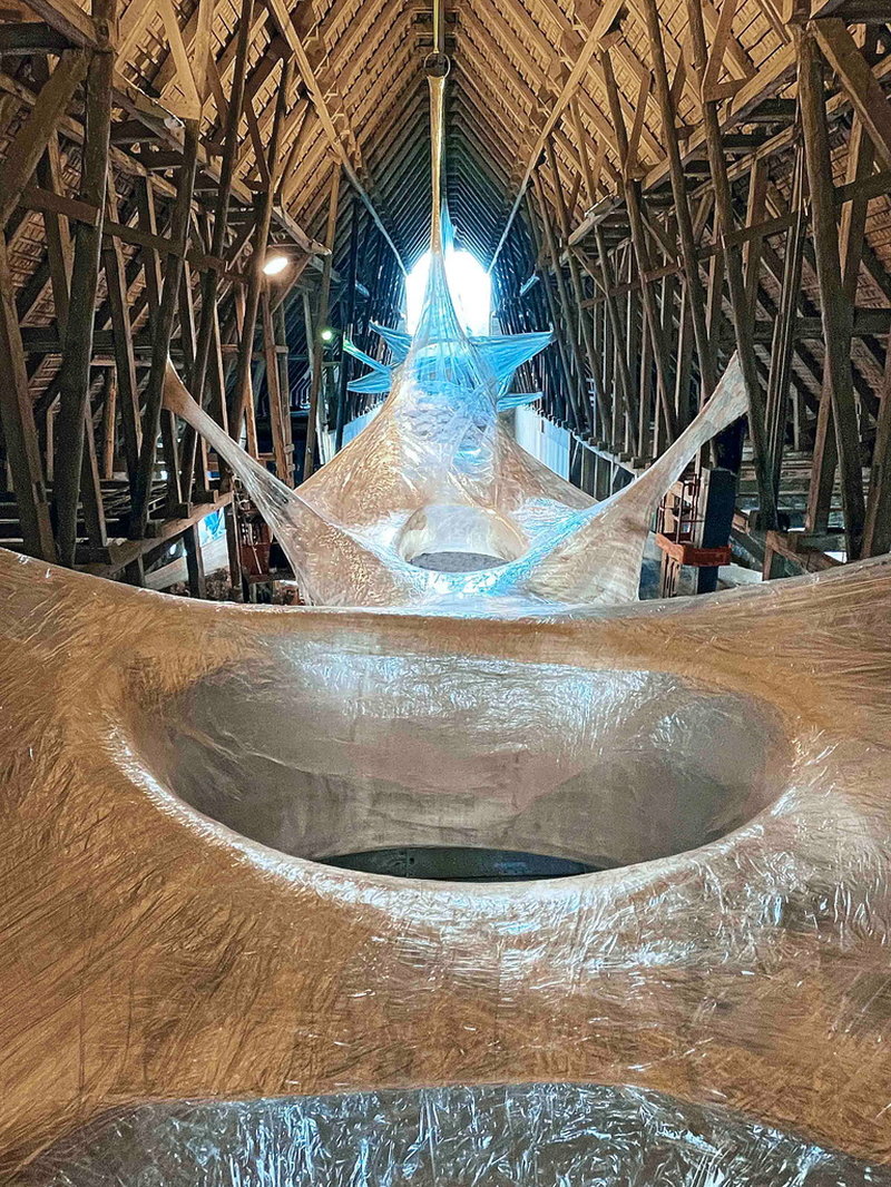 Designkollektivet Numen/For Use består av Sven Jonke, Christoph Katzler och Nikola Radeljkovic. Till sina nya verk på Wanås har de använt 44 kilometer nedbrytbar tejp. Pressbild.