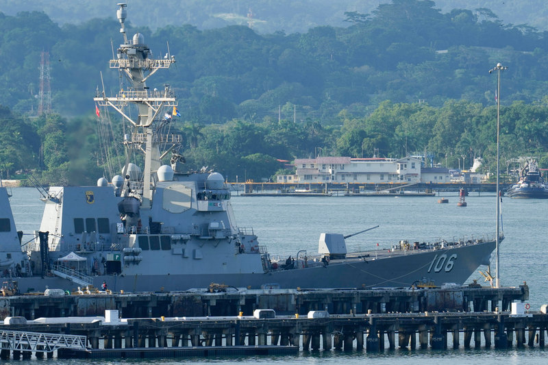 Panamakanalen är en av de platser som är i fokus för USA. På bilden lägger krigsfartyget USS Stockdale till i Panama i september i fjol.