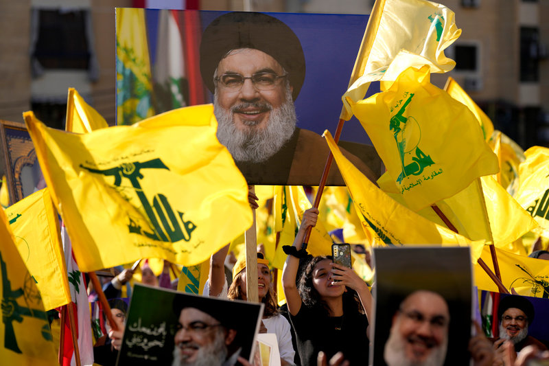Israels ärkefiende: Hizbollah-ledaren Hassan Nasrallah på plakat vid en valmarsch i Beirut tidigare i år.