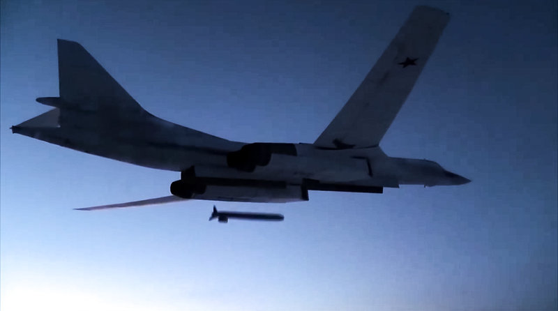 Ett rysk strategiskt bombplan fäller en missil under en övning 2020.