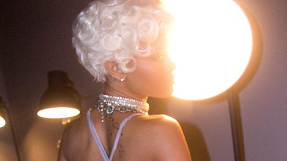 Rihanna körde blond peruk. 