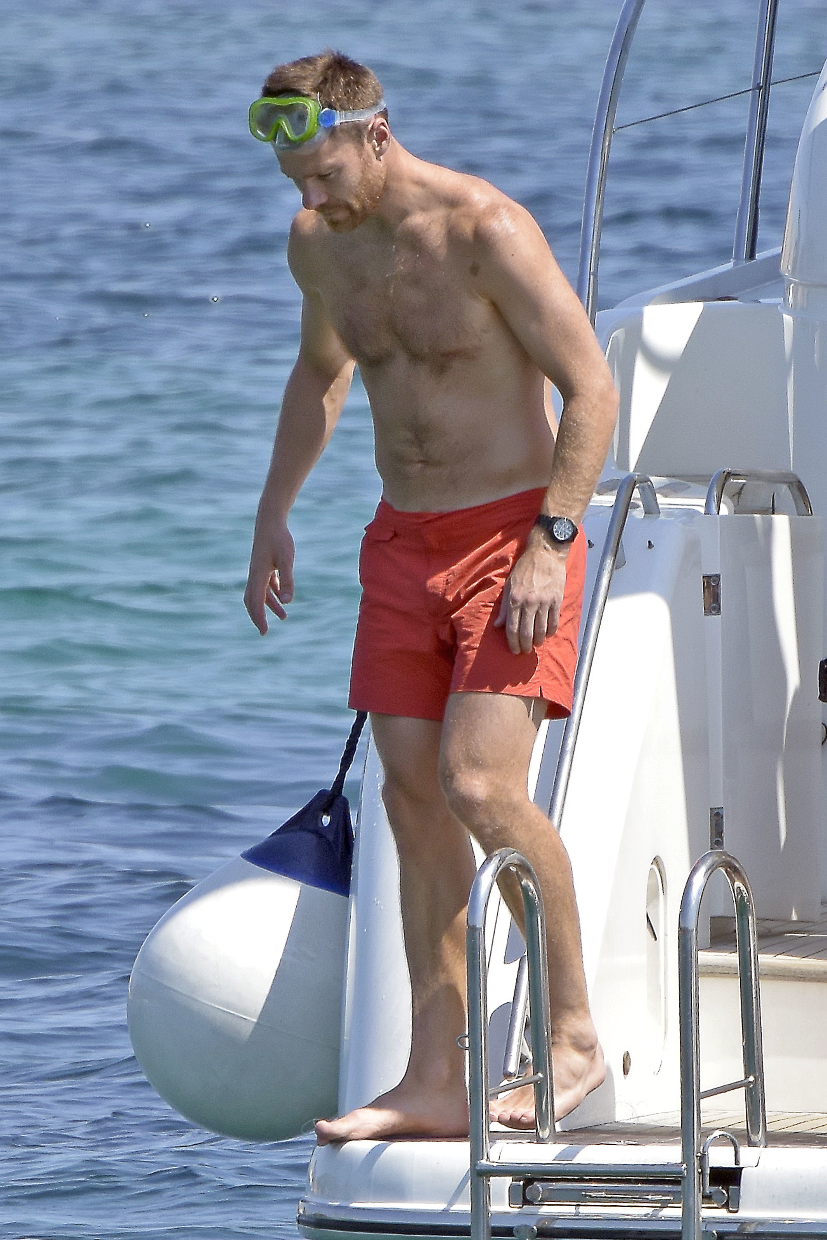 Xabi Alonso hänger också på en båt. Xabi Alonso hänger också på en båt.