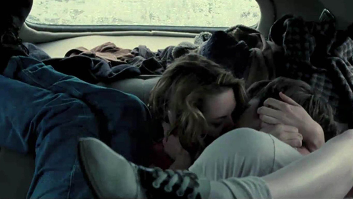 Kristen i en ormgrop i filmen On the Road. 