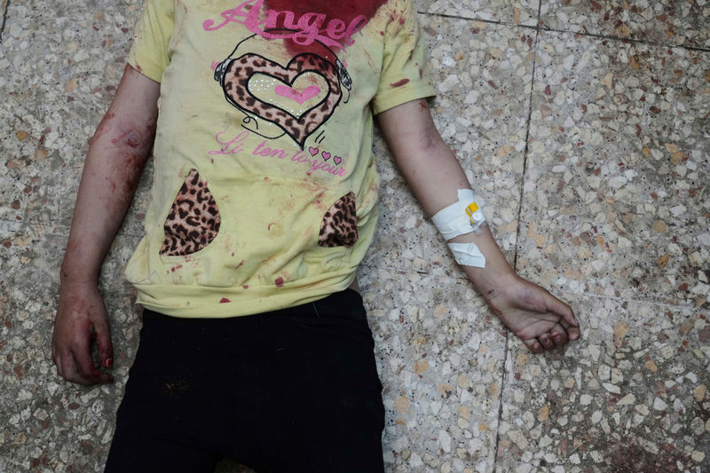 Femåriga Aya Al-Talli, dödad i en israelisk attack i april, på golvet på al-Aqsa-sjukhuset i Dayr al-Balah.