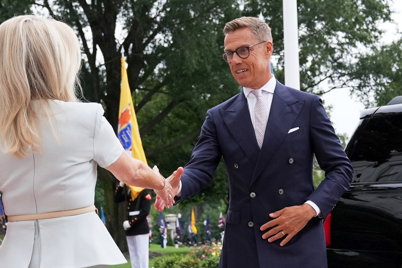 Alexander Stubb välkomnas till Vita huset av Trumps medarbetare Monica Crowley vid det senaste toppmötet.