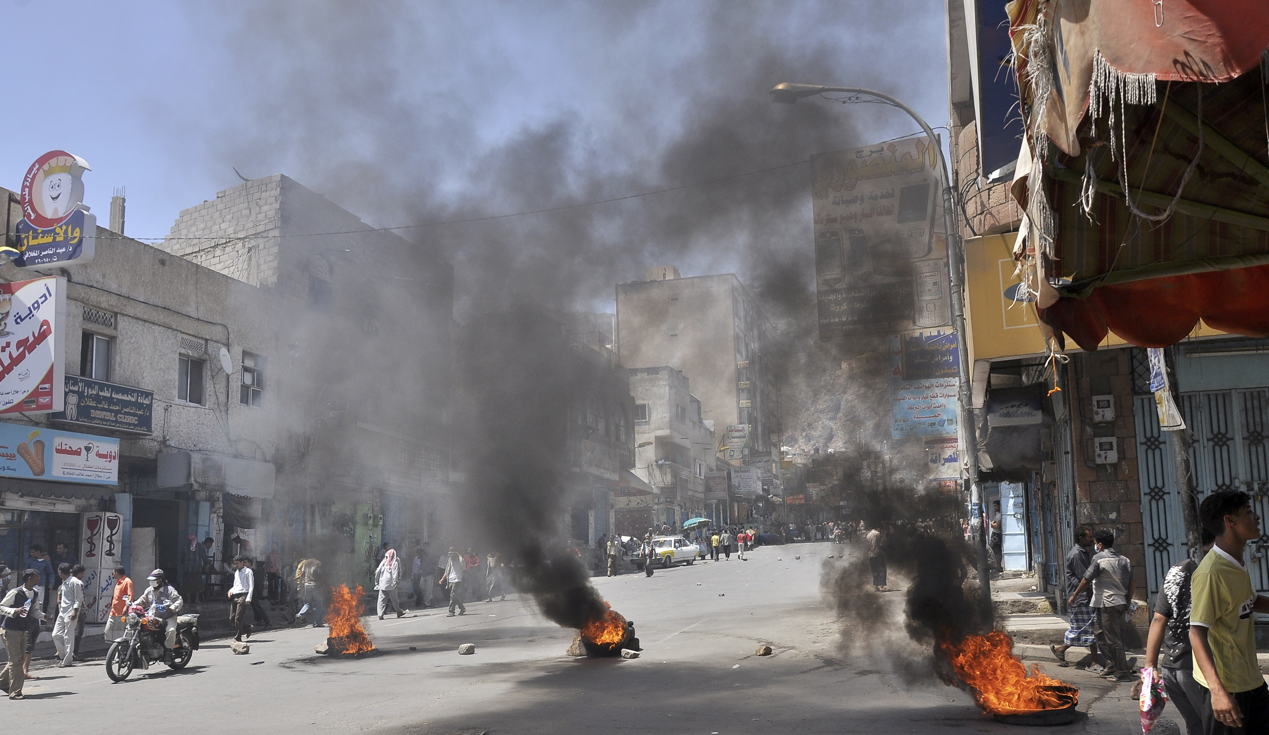 Oppositionella blockerar vägen genom brinnande däck i Sanaa.