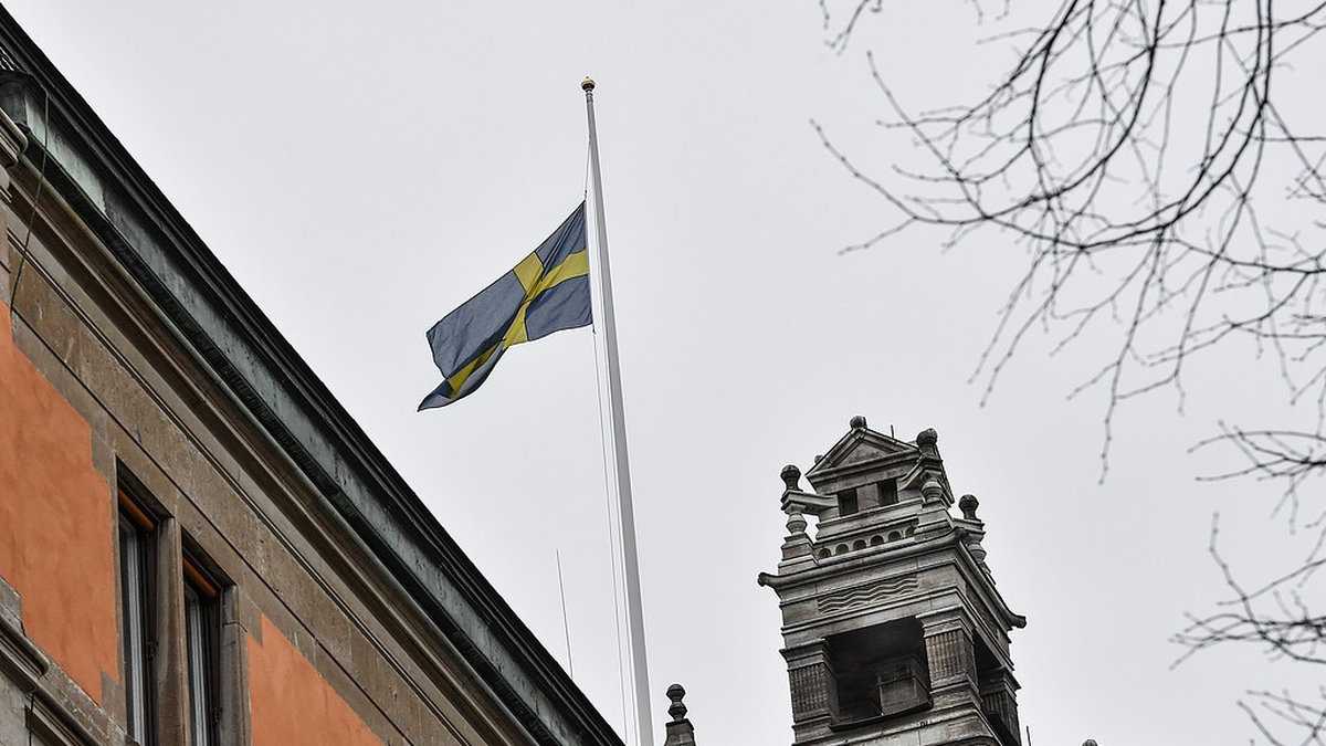 Flagga på halvstång i huvudstaden på lördagsmorgonen. 