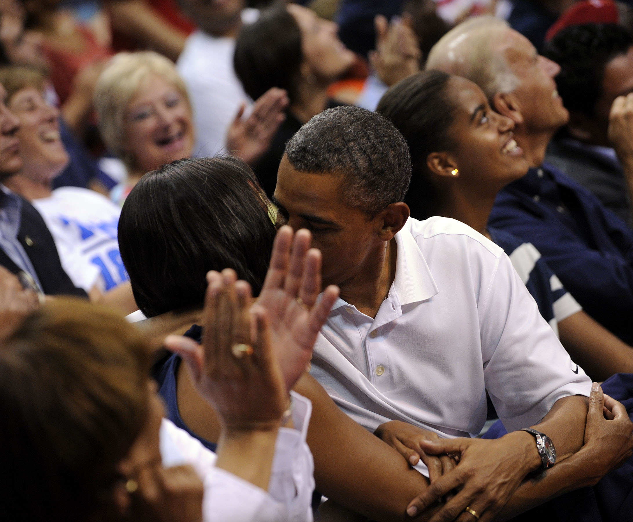 Till slut tvingades Barack Obama att pussa hustrun Michelle inför jublande fans.