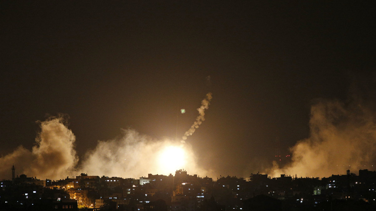 Israeliska missiler flyger över Gaza. 