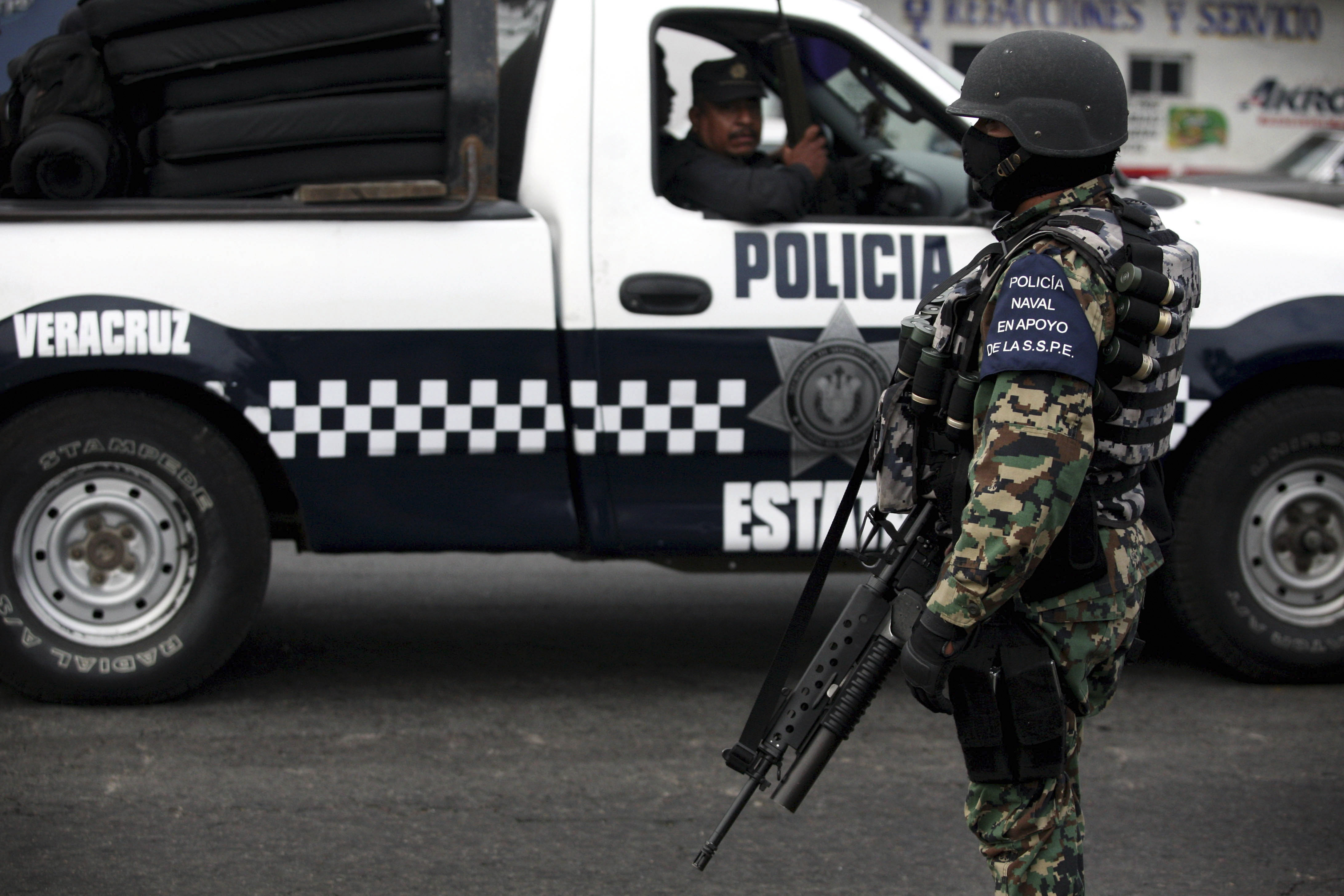 Polisen i Veracruz har ersätts med militära säkerhetsstyrkor för att få bukt med det knarkrelaterade våldet.