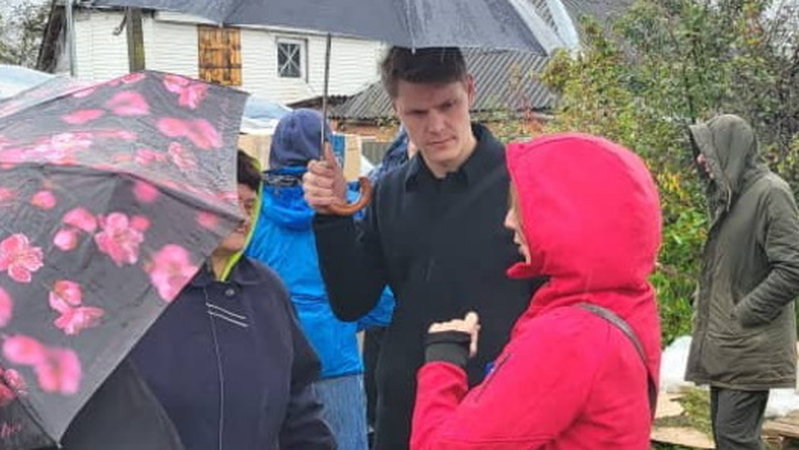 Samuel Tunfjord, programansvarig för Ukraina på Sidas humanitära enhet, pratar med invånare i Derhatji.