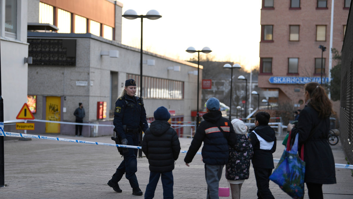 Polis på plats efter onsdagens dödsskjutning i Skärholmen i södra Stockholm.