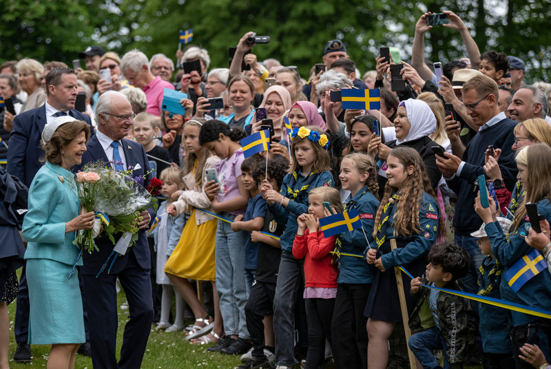 Drottning Silvia och kung Carl Gustaf vid nationaldagsfirandet i Holje Park i Olofström på måndagen.