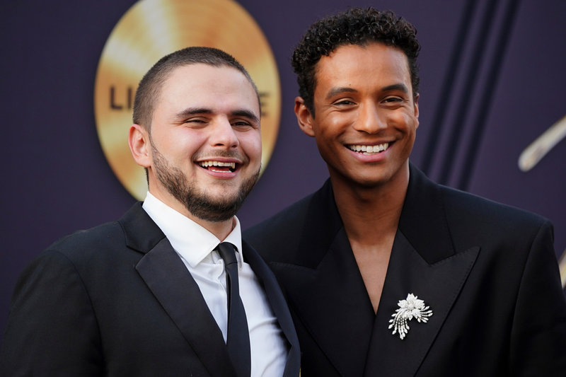 Michael Jacksons son Prince Jackson (vänster) och brorsonen Jaafar Jackson, som spelar popstjärnan i filmen, poserar på röda mattan vid premiären av "Michael" i Los Angeles på måndagen.