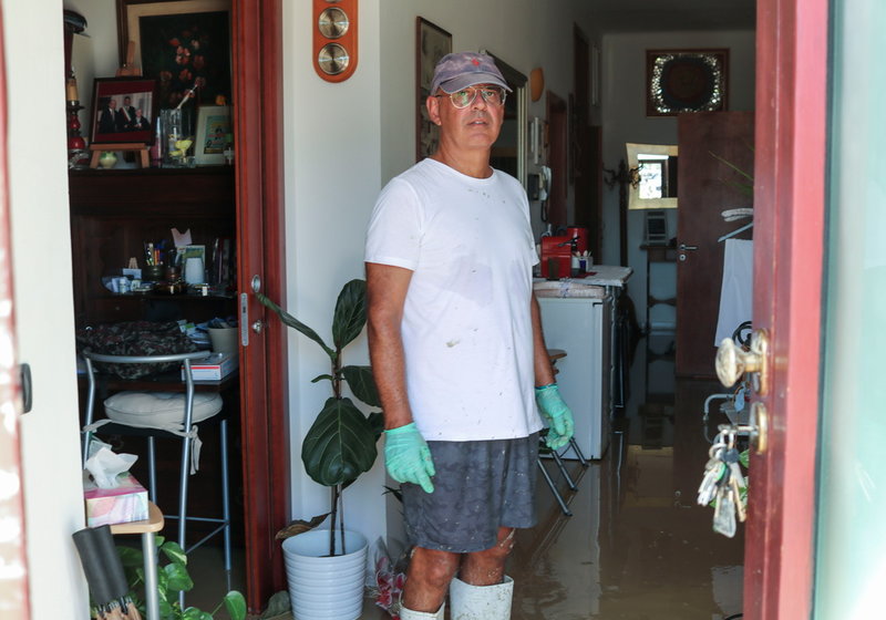 Fabrizio Bolognieri i sitt hem i Senigallia som drabbats av översvämning efter kraftiga skyfall.