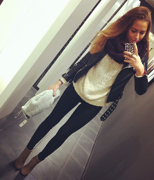 Sedan blev det lugnare, en shoppingtur med mamma. Kenza har likt Blondinbella sagt upp kontakten med sin pappa men är desto närmare sin mamma. Sedan blev det lugnare, en shoppingtur med mamma. Kenza har likt Blondinbella sagt upp kontakten med sin pappa men är desto närmare sin mamma.