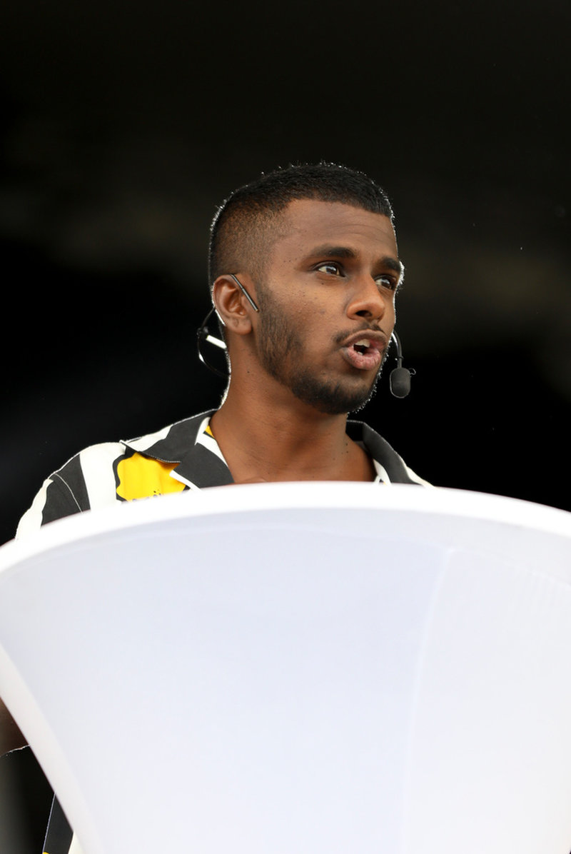 Under sitt tal uppmärksammade Loui Sand den rasism som möter möter och märker av i samhället.