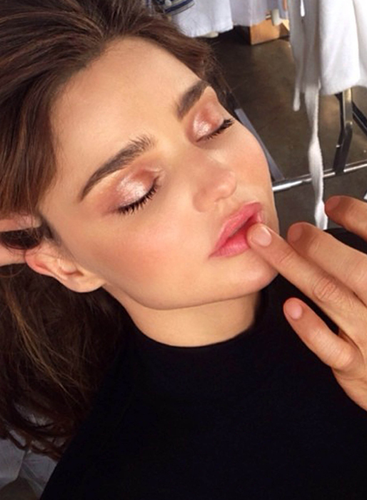 Miranda Kerr får lite smink. Miranda Kerr får lite smink.