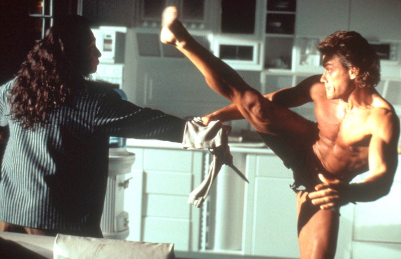 Jean-Claude Van Damme flexar sina muskler från Bryssel i 'Timecop' (1994) , en tidsreseaction så dum att klockorna stannar. Pressbild.