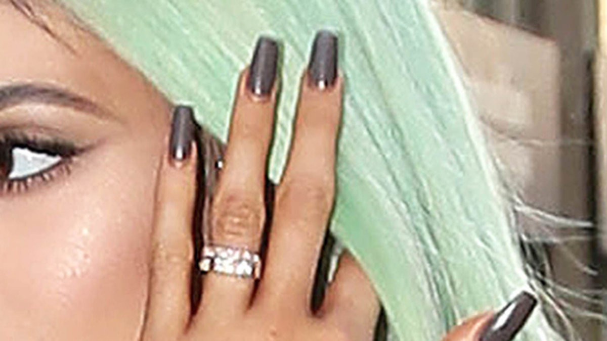 Kylie Jenner flashar den här gnistrande diamantringen. 