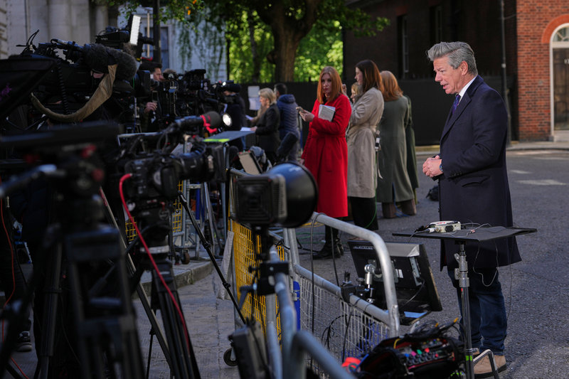 Pressuppbåd på Downing Street under tisdagen.