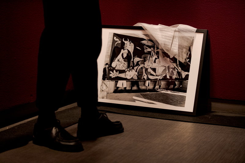 En bild av Picassos världsberömda målning 'Guernica' från 1937 väntar på att hängas upp i utställningen.