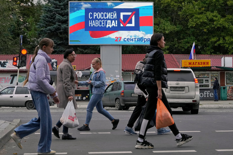 Uppmaningar om att rösta för att 'för alltid stå med Ryssland' i Luhansk.