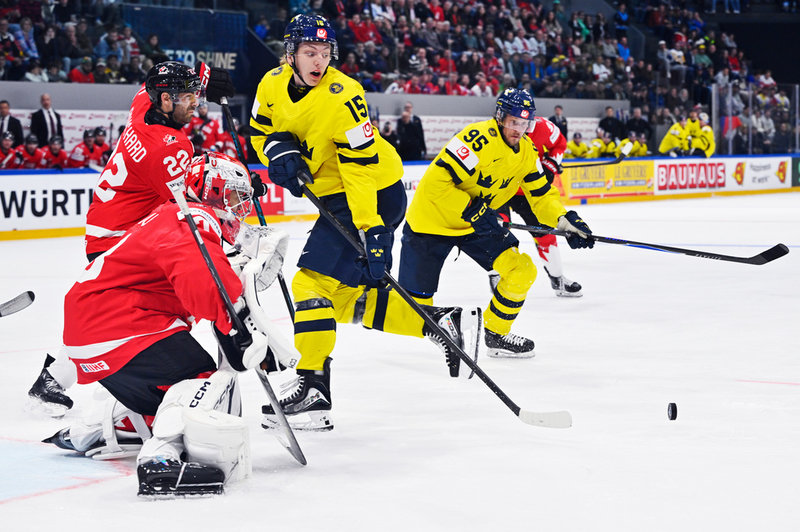 Jack Berglund (15) framför Kanadas målvakten Jet Greaves.