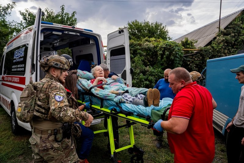86-åriga Olha Trush får hjälp av sjukvårdspersonal efter att Ryssland attackerat ett kontor som delar ut pensioner i byn Jarova i Donetskregionen, den 9 september. I attacken dog 24 pensionärer.