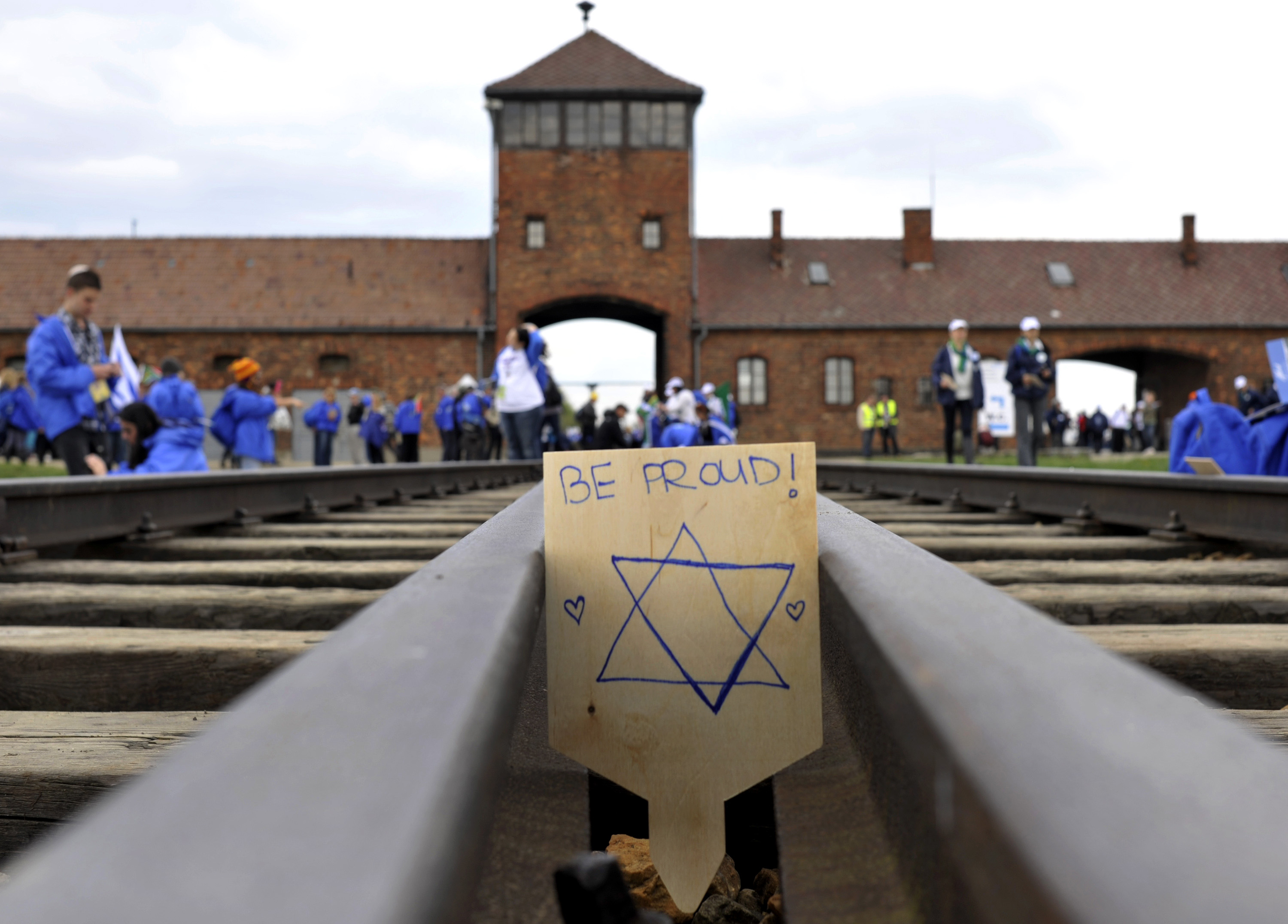 Utanför koncentrationslägret Auschwitz samlas flera under minnesdagen för att hedra de som dog under Förintelsen.