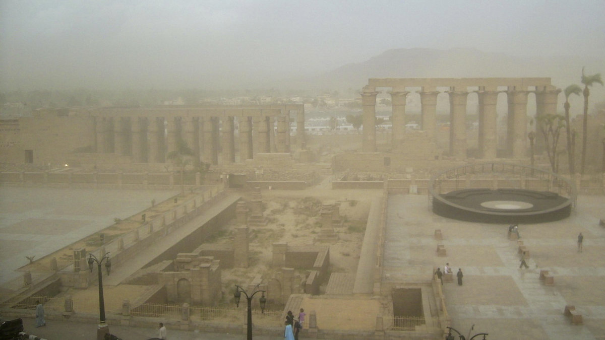 Luxor Templet, här i sandstorm.