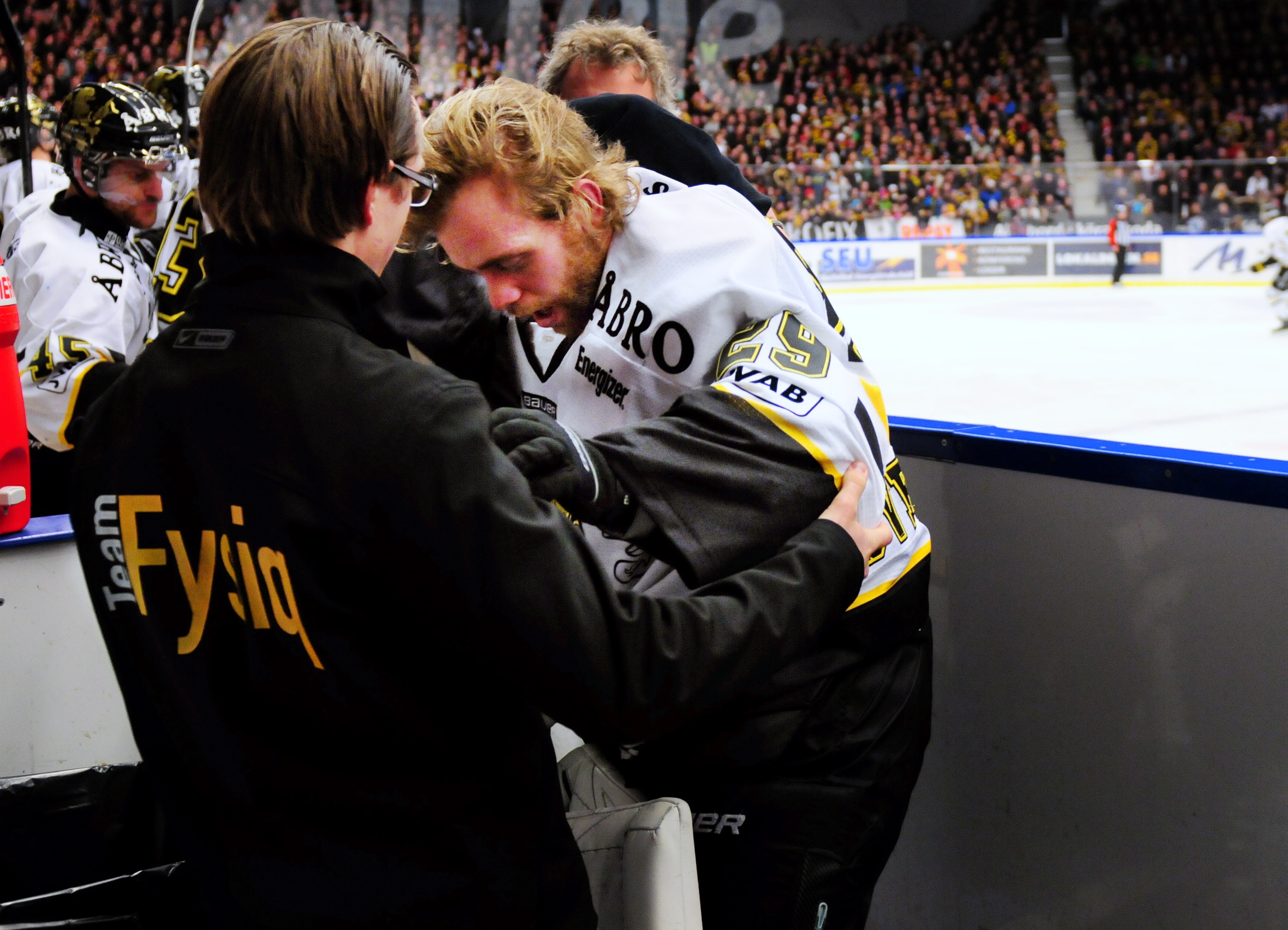 AIK:s reservmålvakt råkade ut för en bisarr skada. Han stod i båset och träffades av en klubba från isen.