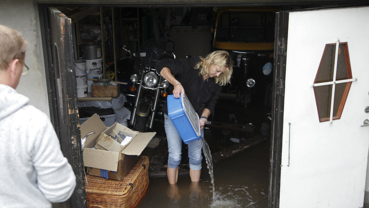 Källare och garage översvämmas. 