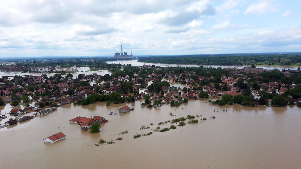 Regnet har öst och hela städer har blivit översvämmade – här Obrenovac i Serbien där mer än 20 000 människor är på flykt från sina hem.