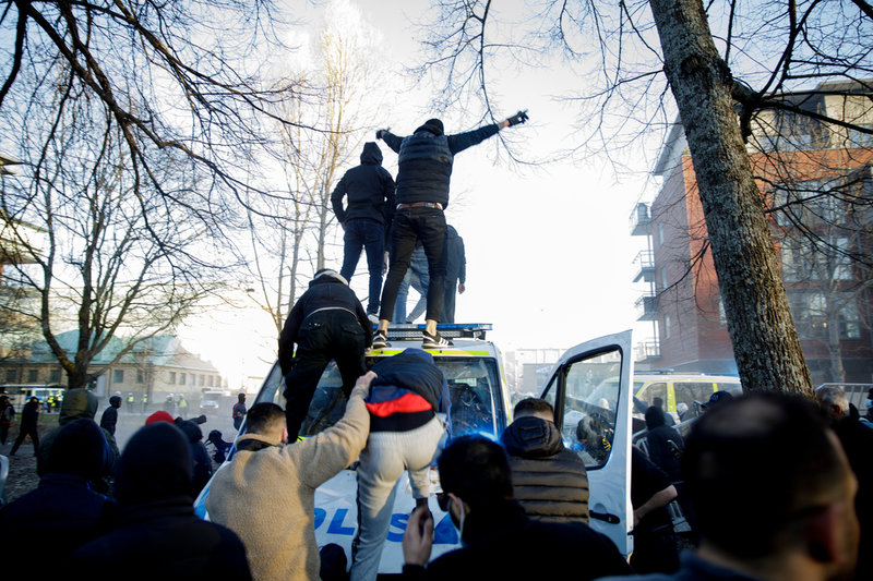 Motdemonstranter klättrade upp på en polisbuss vid Sveaparken i Örebro.