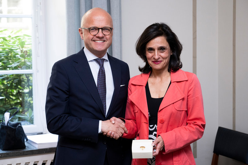Nobelstiftelsens vd Vidar Helgesen lämnar tillbaka en 3 000 år gammal mykensk guldring till Elena Vlachogianni, från det grekiska kultur- och idrottsdepartementet.