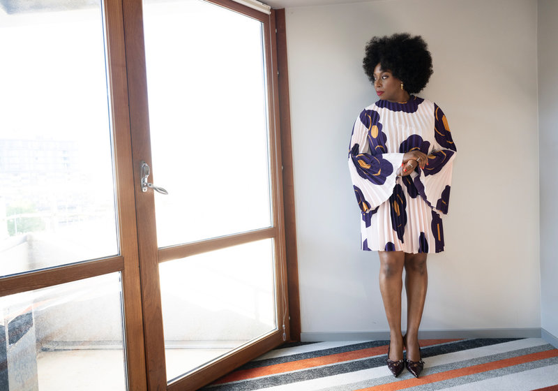 "Jag känner mig bekväm och självsäker i världen, jag tror det kommer från båda mina föräldrar, men om du har en särskild sorts mamma som flicka hjälper det", säger Chimamanda Ngozi Adichie.