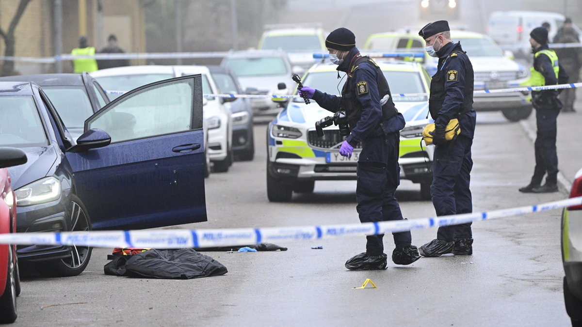 Polisen på plats i Helsingborg efter skottlossningen på tisdagsmorgonen.