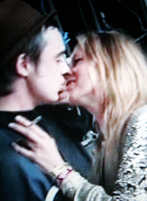 Kate och Pete hånglar loss i en dokumentär om Pete. Kate och Pete hånglar loss i en dokumentär om Pete.