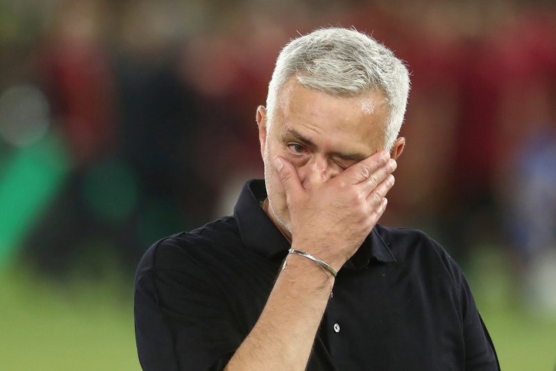 Romas tränare José Mourinho kunde inte hålla tårarna borta efter segern.