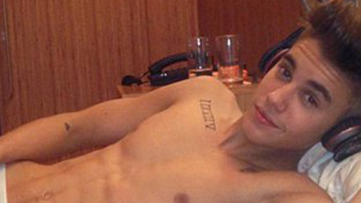 Visst drar grabbarna också av sig kläderna – Justin Bieber kör sängkammarblick och barbröstat från sjukhussängen. 