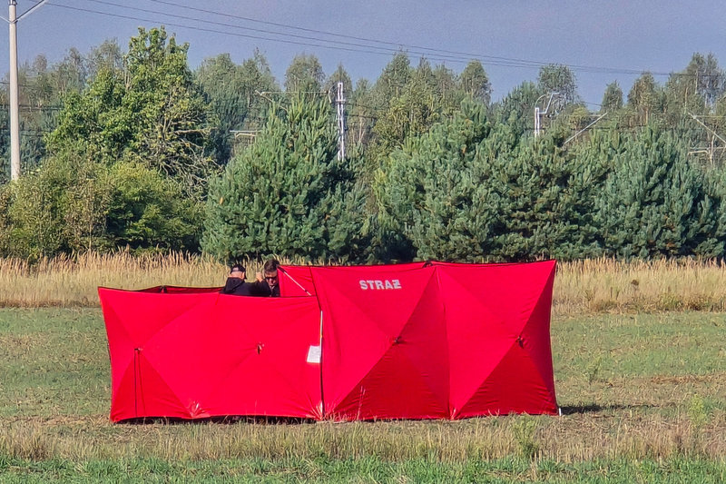 Utredare bärgar drönardelar vid byn Czosnowka i östra Polen.