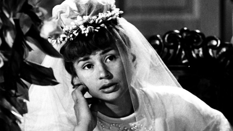 Skådespelaren Harriet Andersson klädd i brudklänning och brudslöja, i rollen som Agda i filmen 'Älskande par' från 1964.