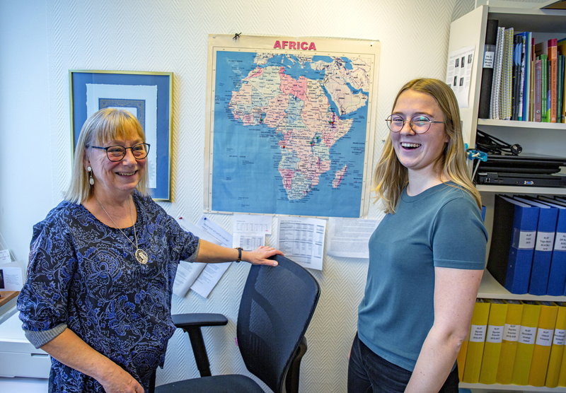 Hélène Boëthius började jobba i Togo med läskunnighetsprojekt redan 1980. Numera driver hon den egna organisationen Alef, bland annat tillsammans med Ebba Holmström.