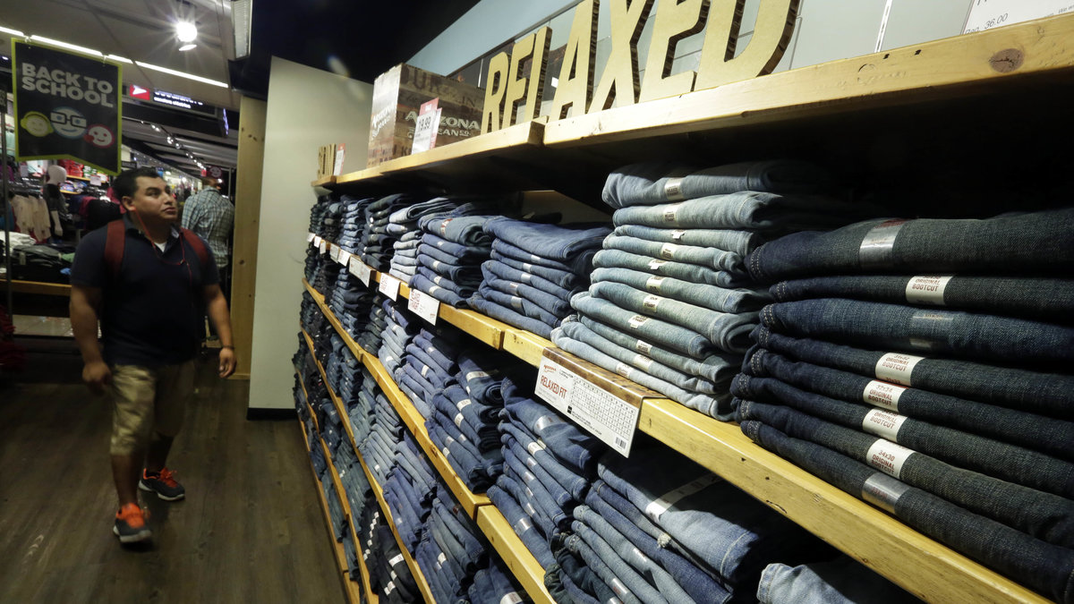 "Ett slappt linne med ett par jeans funkar alltid" står det i de fejkade riktlinjerna. OBS. Bilden föreställer inte Carlings. 