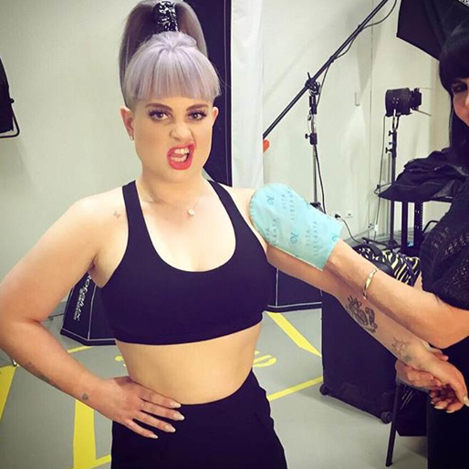 Kelly Osbourne får lite brun utan sol innan sändning. Kelly Osbourne får lite brun utan sol innan sändning.