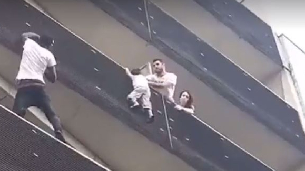 Mamoudou Gassama räddar livet på pojke Mamoudou Gassama räddar livet på pojke