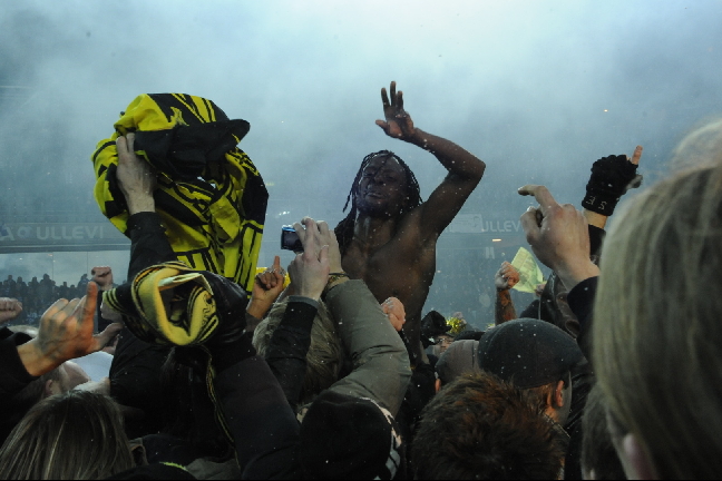 Här firar kultspelaren tillsammans med fansen efter guldet 2009.