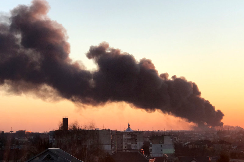 Rökmoln efter en explosion nära flygplatsen i Lviv i västra Ukraina på fredagsmorgonen.