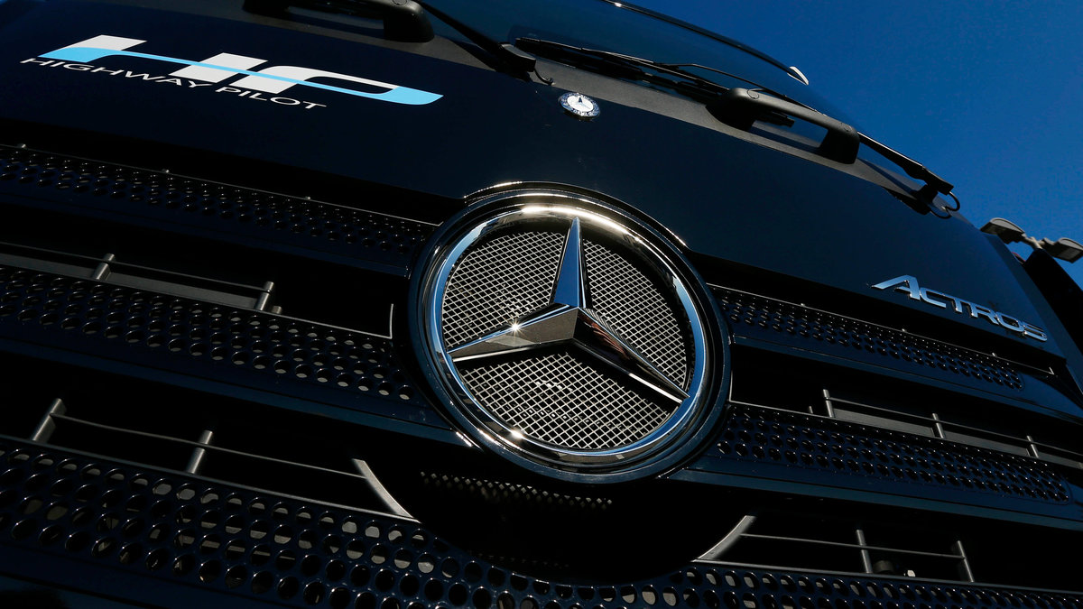 Mercedes Benz är ännu ett bilmärke på listan, och tar plats 12. 